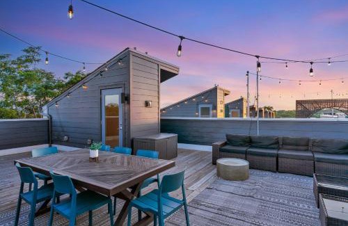 Talbot's Corner House | Rooftop Deck 2 Car Garage Near Downtown Nashville
