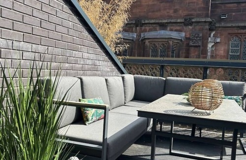 Manchester City Centre House | Rooftop Retreat | Historic views | Private Parking