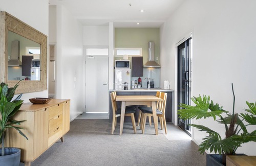 Mount Maunganui Cottage | Rooftop Retreat - Mount Maunganui Holiday Home