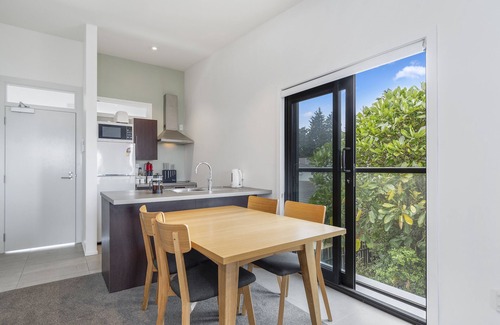 Mount Maunganui Cottage | Rooftop Retreat - Mount Maunganui Holiday Home