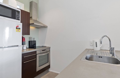 Mount Maunganui Cottage | Rooftop Retreat - Mount Maunganui Holiday Home