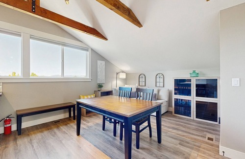 McMinnville Apartment | Rooftop studio with gas fireplace, WiFi, central AC - near restaurants/wineries