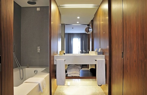 Santo Antonio Hotel | Rooftop Sundeck, Jacuzzi, Pet-friendly, Private Parking at Altis Prime