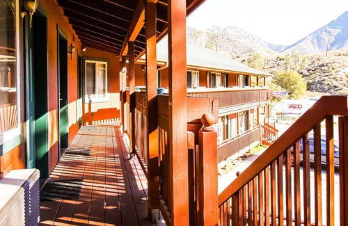 Kernville Cabin | Room 04 (Pet Friendly) King Studio Kitchenette