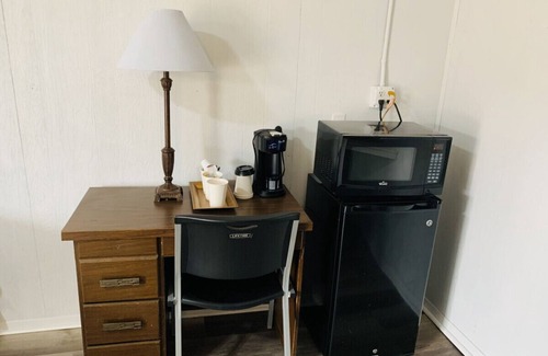 Harper Hotel | Room 12 - Standard Queen - Sleeps 2 - Harper Motel