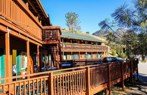 Kernville Cabin | Room 14 Double Queen Studio with Kitchenette