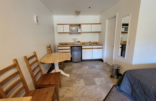 Kernville Cabin | Room 14 Double Queen Studio with Kitchenette