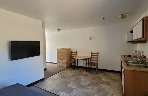 Kernville Cabin | Room 16 Comfort King Room with Kitchenette