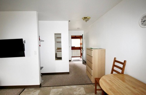 Kernville Cabin | Room 16 Comfort King Room with Kitchenette