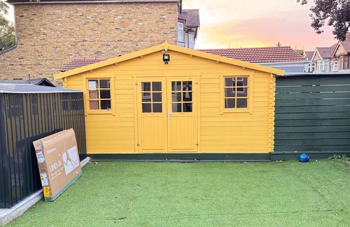 Redbridge House | Room 2: Modern Double Room with En-Suite in Ilford, London