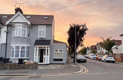 Redbridge House | Room 2: Modern Double Room with En-Suite in Ilford, London