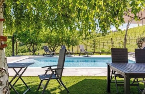 Barbaresco House | Room 2 with private bathroom