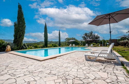 Manciano Apartment | Room 'Alloro' with Shared Pool, Wi-Fi and Air Conditioning