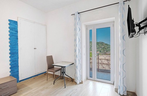 Piazza-Tralia-Pendolo Apartment | Room 'Camera Amalfi Con Vista Montagna' with Mountain View, Wi-Fi and Air Conditioning