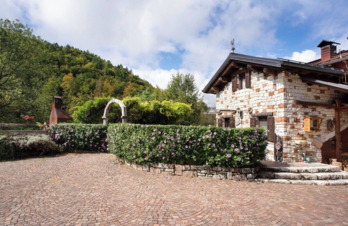 Arsie Apartment | Room 'Camera Quadra' with Mountain View, Balcony and Wi-Fi