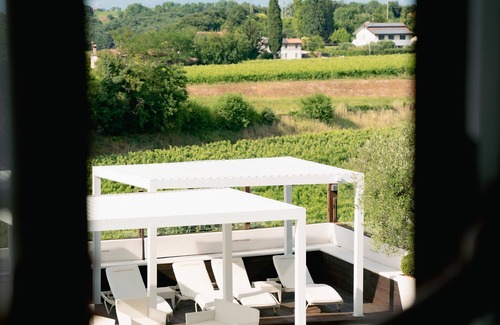 Sommacampagna Apartment | Room 'Casino Di Caccia 4' with Shared Pool, Wi-Fi and Air Conditioning