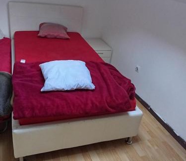 Mulhouse House | Room chambre Zimmer in einer Wohnung