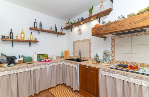 Calangianus Apartment | Room 'Elicriso' with Mountain View, Wi-Fi and Air Conditioning