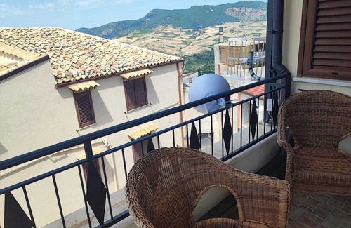 Giuliana Apartment | Room 'Federico 2°' with Mountain View, Wi-Fi and Air Conditioning