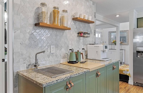 Lynnwood House | Room for rent/shared bathroom. Hillhouse AC, Patio and WiFi located in Lynnwood