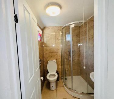Uxbridge South House | Room for stay with shared facilities
