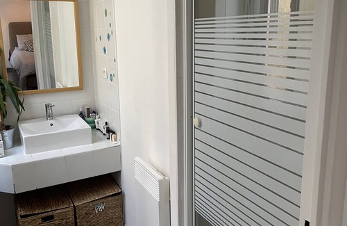 La Joliette Bed & Breakfast | Room in apartment located in the golden triangle of Marseille