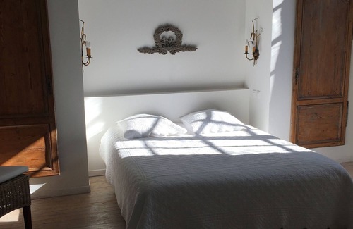 Cahuzac Bed & Breakfast | Room in Former Convent