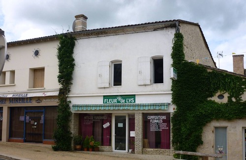 Pellegrue House | Room in village house