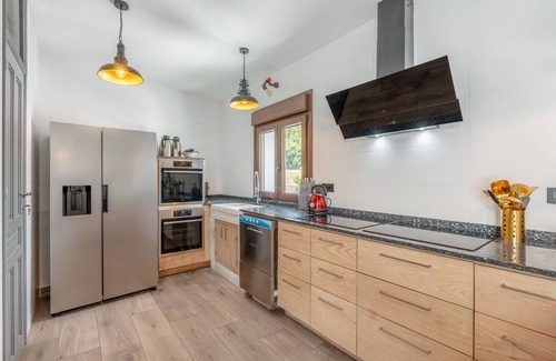 Murchas Apartment | Room 'La Boheme 6' with Mountain View, Wi-Fi and Air Conditioning