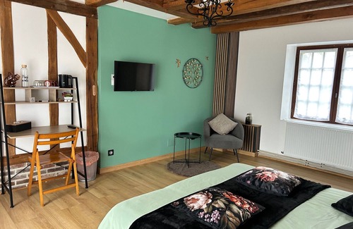 Chateaudun Bed & Breakfast | Room Léa in Châteaudun, PMR access, garden and pool