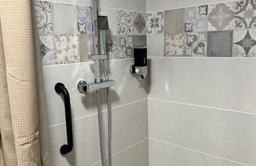 Chateaudun Bed & Breakfast | Room Léa in Châteaudun, PMR access, garden and pool