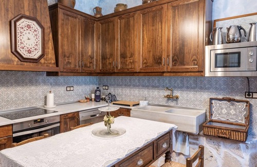 Noves Apartment | Room 'Leonor' with Shared Pool, Shared Terrace and Wi-Fi