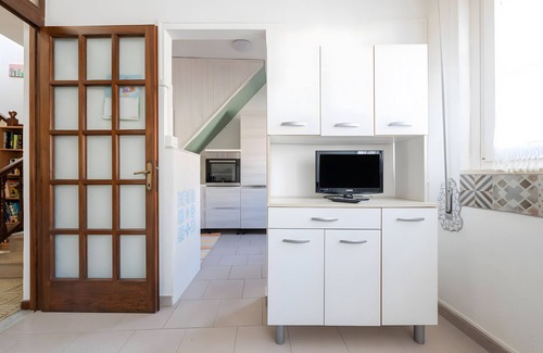 Sant'Antioco Apartment | Room 'Levante' with Balcony, Wi-Fi and Air Conditioning