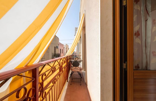 Sant'Antioco Apartment | Room 'Levante' with Balcony, Wi-Fi and Air Conditioning