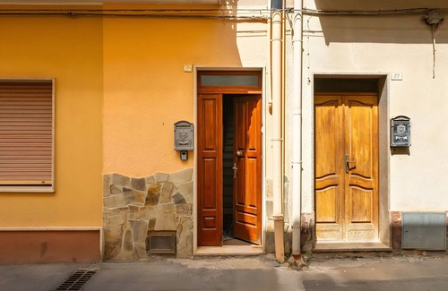 Sant'Antioco Apartment | Room 'Levante' with Balcony, Wi-Fi and Air Conditioning