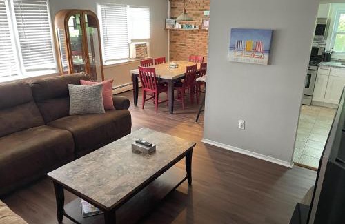 Long Branch House | Room near the beach and shopping 13