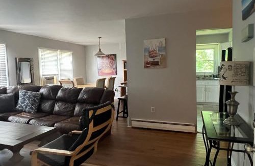 Long Branch House | Room near the beach and shopping 13
