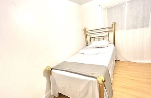 East Windsor House | Room number 4 - Minutes walking to food, train, riverside
