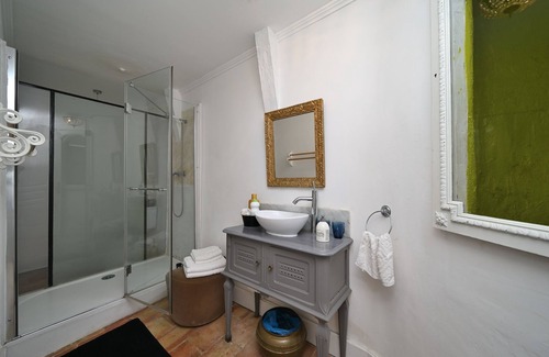 Pech-Luna House | Room 'Okuni' with Shared Pool, Shared Terrace and Wi-Fi