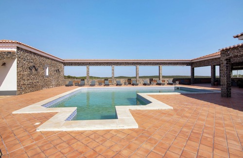 Espirito Santo Apartment | Room 'Quarto Dourado - Countryside View' with Shared Pool, Wi-Fi and Air Conditioning