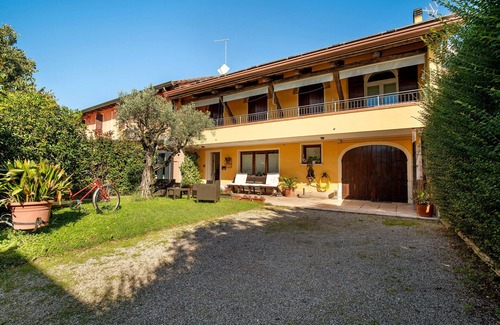 Mirano Apartment | Room 'Rosa' with Shared Garden, Wi-Fi and Air Conditioning