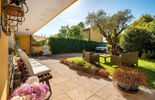 Mirano Apartment | Room 'Rosa' with Shared Garden, Wi-Fi and Air Conditioning