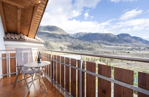 Tirolo Apartment | Room 'Suite 1' with Mountain View, Wi-Fi and Air Conditioning