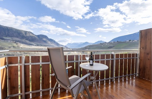 Tirolo Apartment | Room 'Suite 1' with Mountain View, Wi-Fi and Air Conditioning