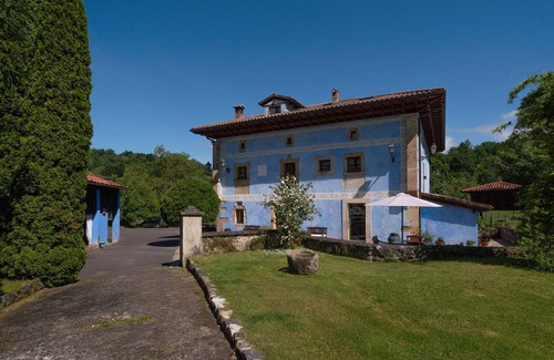 Santianes de Ola Apartment | Room 'Tilo' with Mountain View, Shared Garden and Wi-Fi