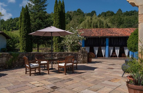 Santianes de Ola Apartment | Room 'Tilo' with Mountain View, Shared Garden and Wi-Fi