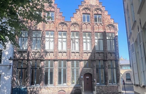 Historical Center Bruges Bed & Breakfast | Room with bathroom in the center of the city in a 600-year-old house