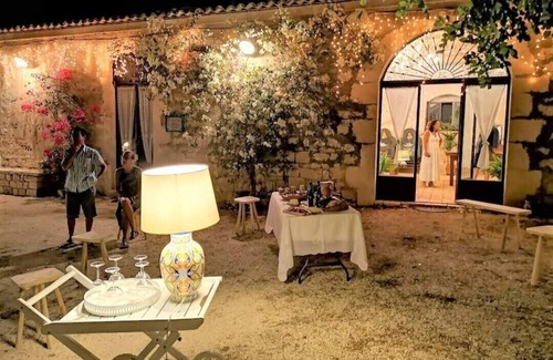 Pozzallo House | Room with kitchenette and veranda overlooking the farmyard