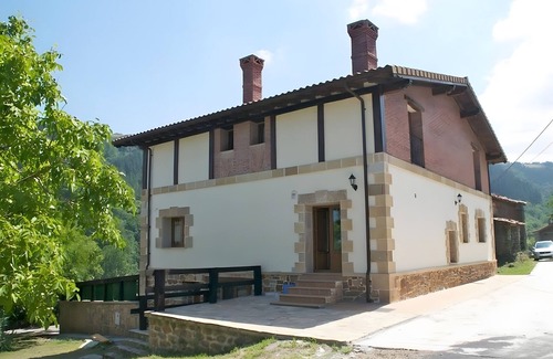 Valle de Carranza Apartment | Room with Mountain Views, Shared Garden, and Wi-Fi