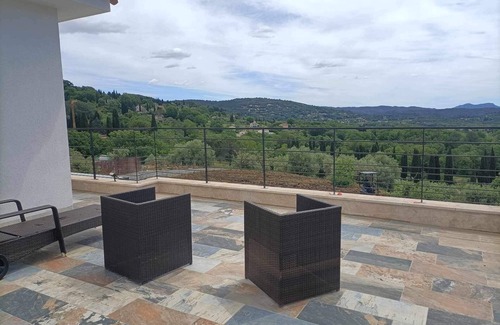 Montauroux Bed & Breakfast | Room with private bathroom and balcony